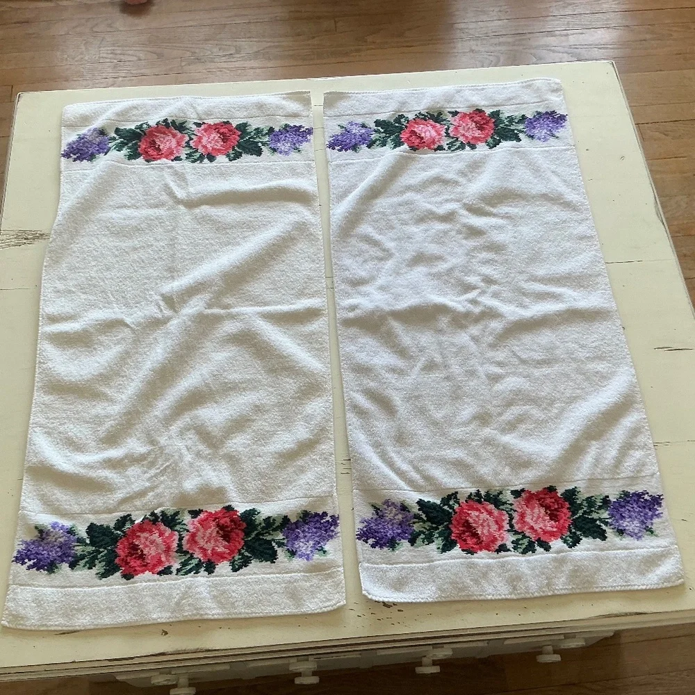 Vintage set of 2 Saks Fifth Avenue Floral Hand Towels